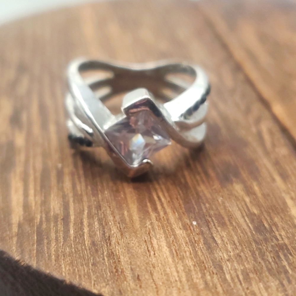 Silver missing one‎ tiny stone hugging clawfoot ring R538 size 7.5